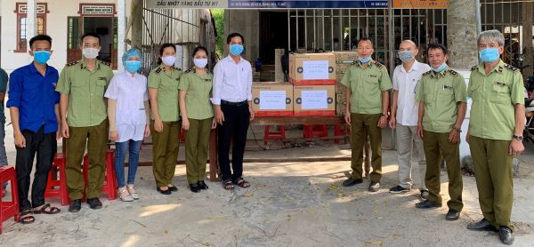 Thừa Thiên Huế: Cục Quản lý thị trường trao tặng vật tư y tế và nhu yếu phẩm hỗ trợ lực lượng tuyến đầu chống dịch