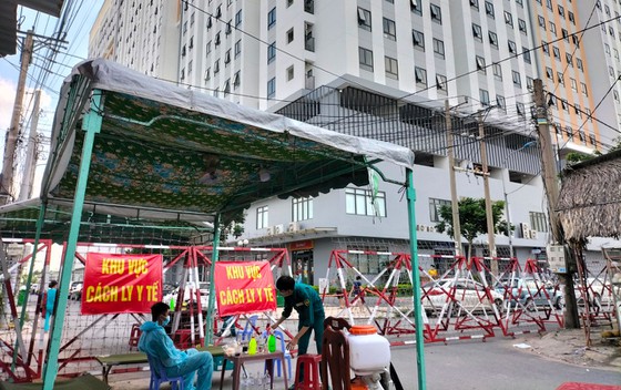 Lực lượng chức năng TP Thuận An phong tỏa khẩn cấp chung cư Marina Tower