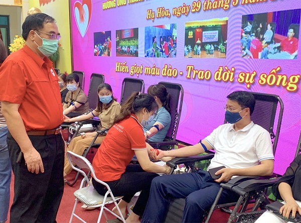 Cán bộ, công chức và các tình nguyện viên huyện Hạ Hoà tham gia hiến máu tại Chương trình hiến máu tình nguyện “Giọt hồng đất mẹ”. Cán bộ, công chức và các tình nguyện viên huyện Hạ Hoà tham gia hiến máu tại Chương trình hiến máu tình nguyện “Giọt hồng đất mẹ”.