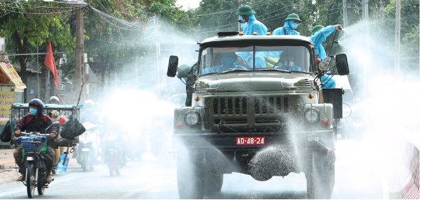 Xe chuyên dụng của Tiểu đoàn Hóa học 38, Bộ Tham mưu Quân đoàn 4 khử khuẩn tuyến đường DT.743, thành phố Thận An