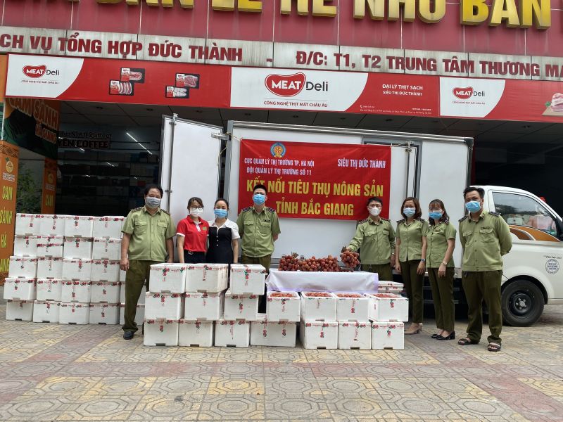 Đội Quản lý thị trường số 11 (Cục QLTT TP.Hà Nội) hỗ trợ tiêu thụ vải thiều cho bà con vùng dịch Bắc Giang