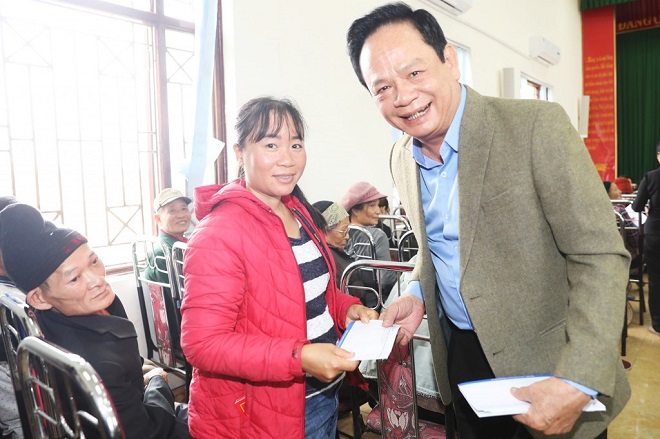 Doanh nhân Đào Hồng Tuyển, Chủ tịch Tập đoàn Tuần Châu, trao quà cho hộ nghèo tại TP Hạ Long. Ảnh chụp trước năm 2020