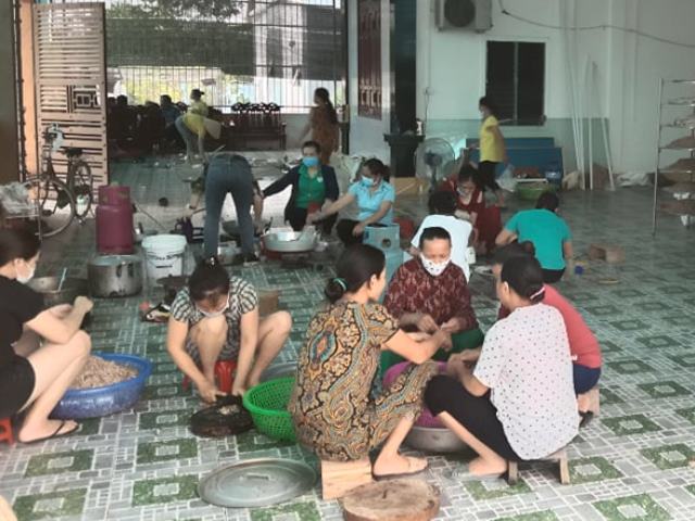 Nghệ An: Cả xóm làm chà bông, xúc xích gửi ra Bắc Giang chống dịch