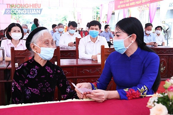 Bí thư Tỉnh ủy Hoàng Thị Thúy Lan hỏi thăm sức khỏe cụ Nguyễn Thị Thành, 94 tuổi tại khu vực bỏ phiếu số 1, phường Ngô Quyền, TP. Vĩnh Yên