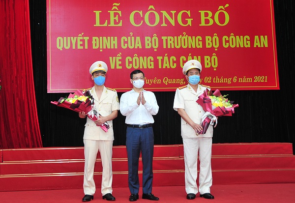 Chủ tịch UBND tỉnh Nguyễn Văn Sơn tặng hoa chúc mừng hai Phó Giám đốc Công an tỉnh.