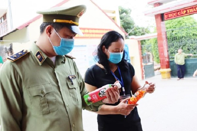Lực lượng QLTT Lạng Sơn phối hợp kiểm tra An toàn thực phẩm tại các cổng trường học
