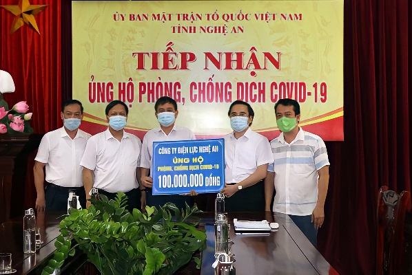 Ông Nguyễn Sỹ Nhạc - Chủ tịch Công đoàn Công ty trao số tiền ủng hộ phòng chống Covid -19 của tỉnh 100 triệu đồng