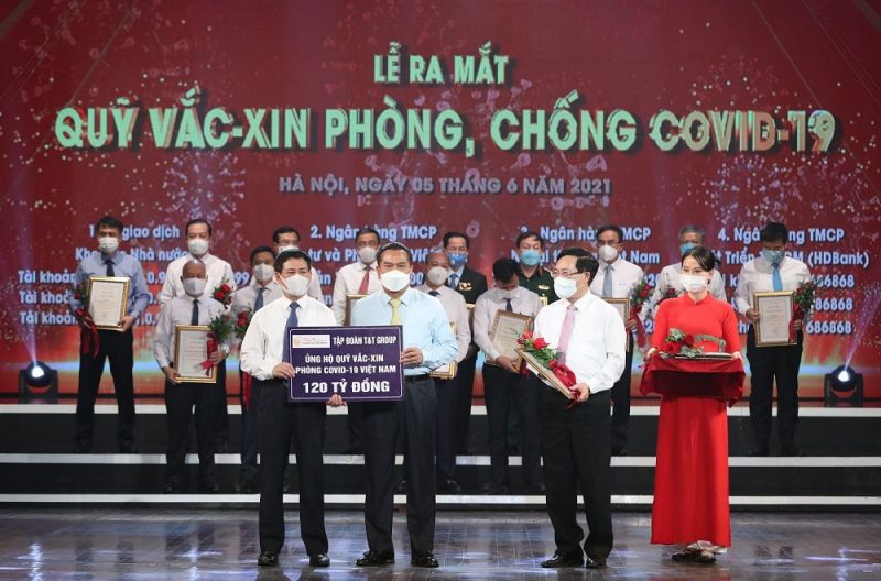 Đại diện Tập đoàn T&T Group trao tặng Quỹ Vaccine Covid-19 Việt Nam 120 tỷ đồng