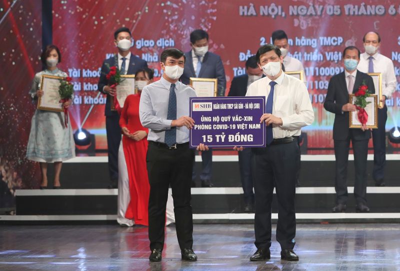 Đại diện ngân hàng SHB trao tặng Quỹ Vaccine phòng Covid-19 Việt Nam 15 tỷ đồng