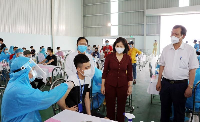 Bắc Ninh: Chủ tịch UBND tỉnh kiểm tra tiêm vắc xin cho công nhân tại Khu công nghiệp VSIP