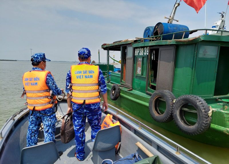Lực lượng Bộ Tư lệnh Vùng Cảnh sát biển 1 kiểm tra số dầu không rõ nguồn gốc trên tàu HP-3839