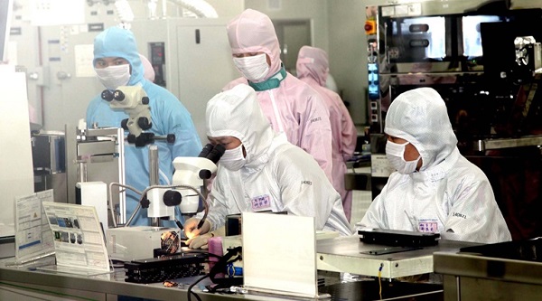 Cùng với thực hiện tốt công tác phòng chống dịch bệnh Covid-19, Công ty TNHH Cammsys Việt Nam (KCN Bá Thiện) luôn đảm bảo việc làm, thu nhập ổn định cho công nhân. Ảnh: Nguyễn Lượng