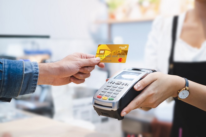 Việc chi tiêu qua thẻ tín dụng lâu nay đã không còn xa lạ đối với người tiêu dùng đô thị. Tuy nhiên, trong bối cảnh cạnh tranh ngày một nóng, các Ngân hàng vẫn đang liên tục cập nhật tính năng mới cũng như đưa ra hàng loạt ưu đãi hấp dẫn mới thiết thực để khuyến khích khách hàng trải nghiệm chi tiêu không tiền mặt. Cùng cập nhật những ưu đãi mới nhất từ các dòng thẻ tín dụng của PVcomBank.