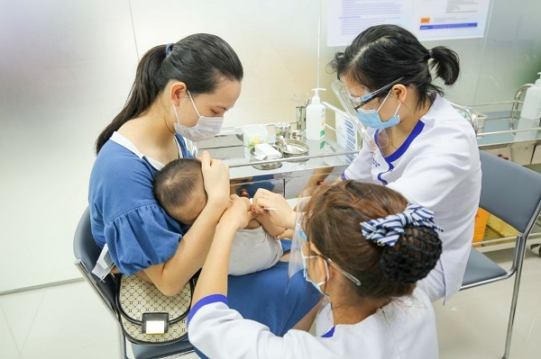 Nhiều trẻ nhỏ được phụ huynh đưa đến VNVC Yên Bái để tiêm các mũi vắc xin theo đúng lịch