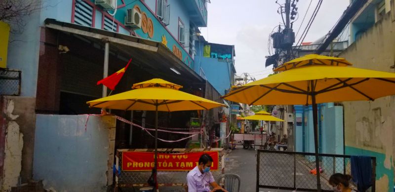 TPHCM: Phát hiện thêm 5 trường hợp nghi nhiễm COVID-19 tại dãy nhà trọ đã được phong toả từ trước