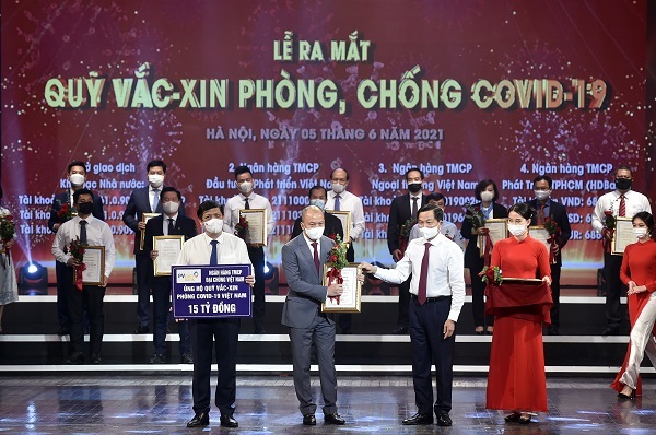 Ông Nguyễn Anh Tuấn, Phó Tổng Giám đốc - đại diện PVcomBank trao tặng 15 tỷ đồng cho Quỹ