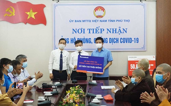 Đồng chí Lương Ngọc Thạch - Phó Chủ tịch Ủy ban MTTQ tỉnh tiếp nhận biểu trưng ủng hộ 100 triệu đồng từ Ngân hàng Sacombank Phú Thọ