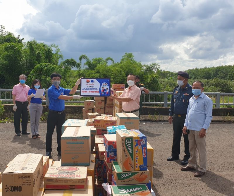 Bí thư Tỉnh Đoàn Bình Phước Trần Quốc Duy trao bảng tượng trưng các nguồn lực hỗ trợ huyện Ô Răng trong phòng chống dịch