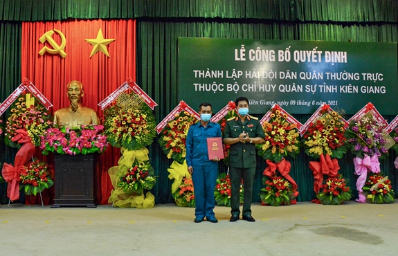 Thiếu tướng Trương Minh Khải, Phó tư lệnh, Tham mưu trưởng Quân khu 9 trao quyết định thành lập Hải đội dân quân thường trực tỉnh Kiên Giang.