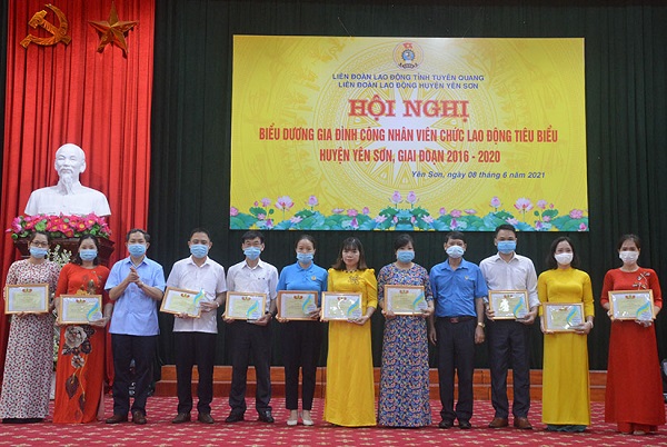 Lãnh đạo huyện Yên Sơn và LĐLĐ tỉnh trao giấy khen cho các gia đình