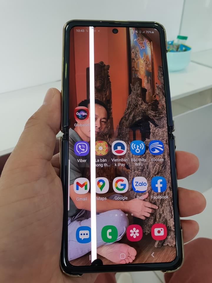 Khách hàng bức xúc khi mua Samsung Z Flip giảm giá