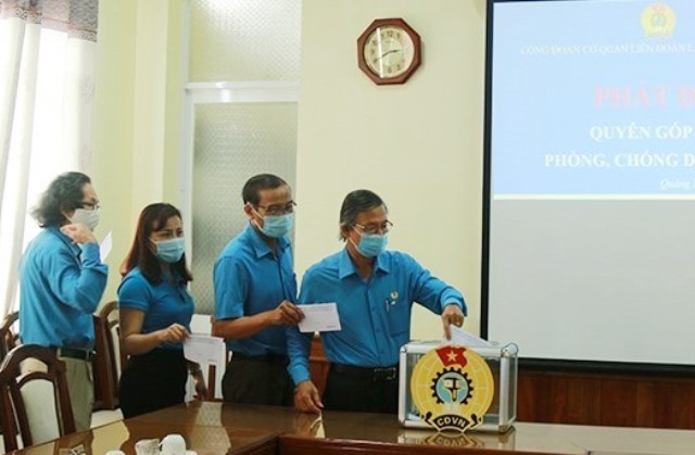 LĐLĐ tỉnh Quảng Nam quyên góp ủng hộ phòng, chống dịch bệnh Covid-19