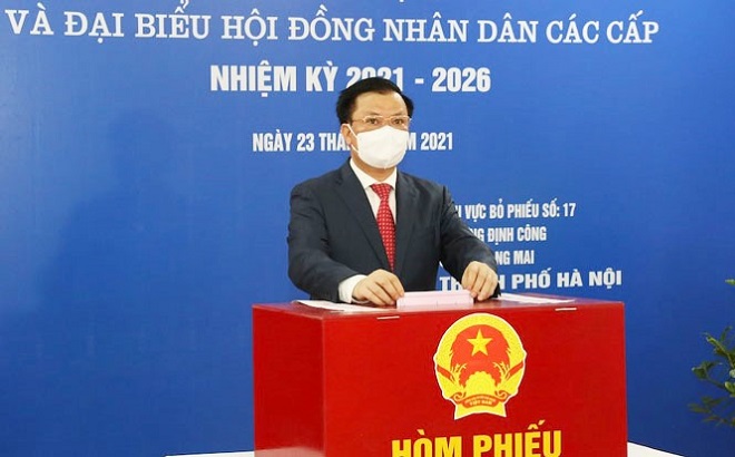 Ủy viên Bộ Chính trị, Bí thư Thành ủy Đinh Tiến Dũng bầu cử tại khu vực bỏ phiếu số 17, phường Định Công, quận Hoàng Mai.