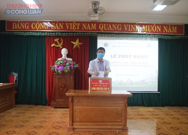 Ông Lê Đình Tiệp- Giám đốc bệnh viện đa khoa Hậu Lộc quyên góp, ủng hộ phòng, chống dịch Covid- 19