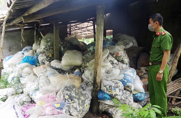 Thái Nguyên: Phát hiện trên 13,5 tấn găng tay y tế đã qua sử dụng chuẩn bị được tái chế bán ra thị trường