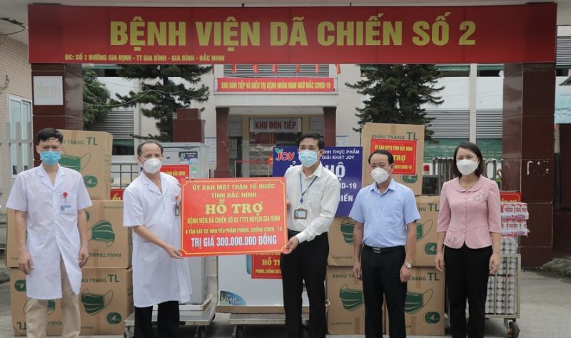 Bắc Ninh: Ủy ban Mặt trận Tổ quốc tỉnh trao tặng trang thiết bị cho các bệnh viện dã chiến
