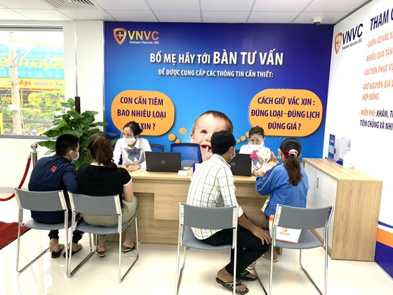 Nhân viên VNVC Bình Phước tư vấn cho người dân. Ảnh: KT