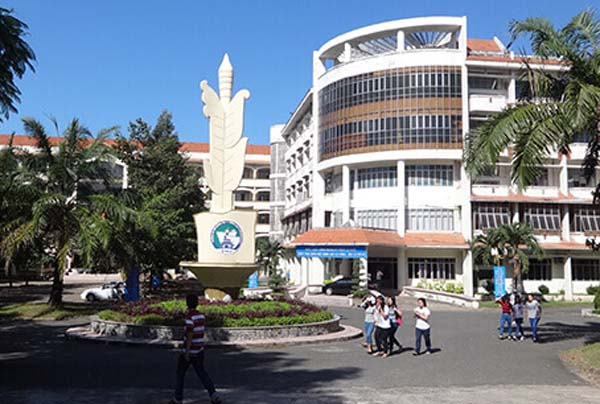 Hiệu trưởng Trường đại học Đồng Nai Trần Minh Hùng bị cách chức