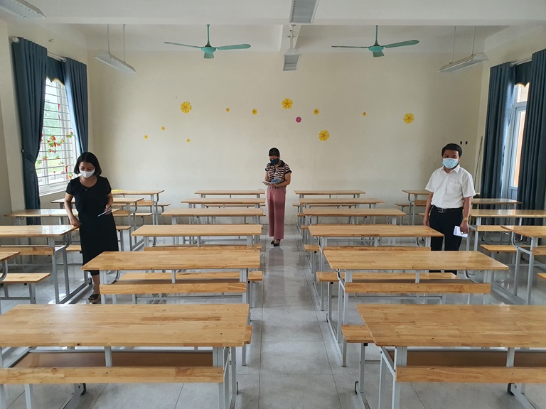Trường THPT Đồng Đậu, huyện Yên Lạc kiểm tra cơ sở vật chất các phòng thi, sẵn sàng cho kỳ thi tuyển sinh lớp 10 THPT năm học 2021-2022.