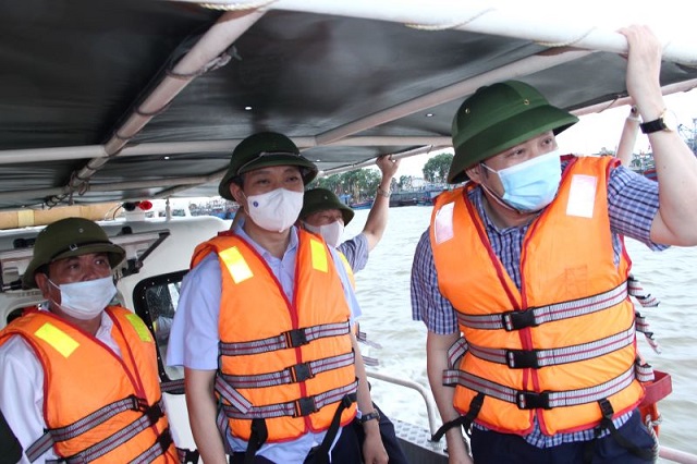 Ông Lê Đức Giang, Phó Chủ tịch UBND tỉnh Thanh Hóa đi kiểm tra công tác ứng phó với bão số 2 tại TP Sầm Sơn.