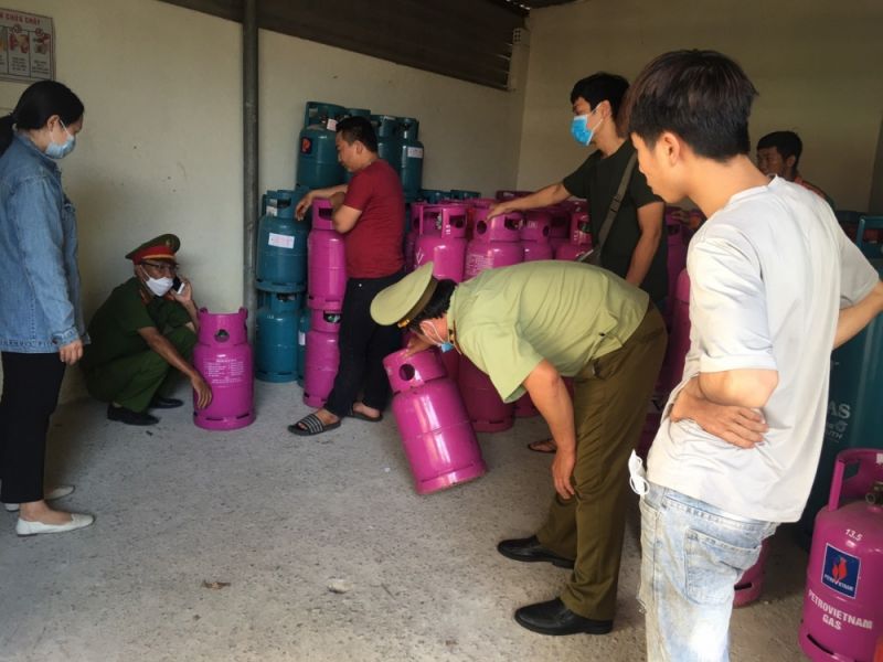 Tạm giữ số lượng lớn chai LPG các loại có dấu hiệu xâm phạm quyền sở hữu trí tuệ