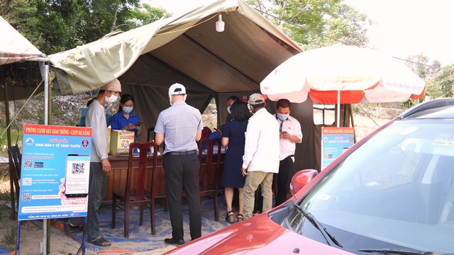 Trạm CSGT Cửa ô Hòa Nhơn đã đưa 5 người trên về chốt kiểm soát khai báo y tế theo quy định