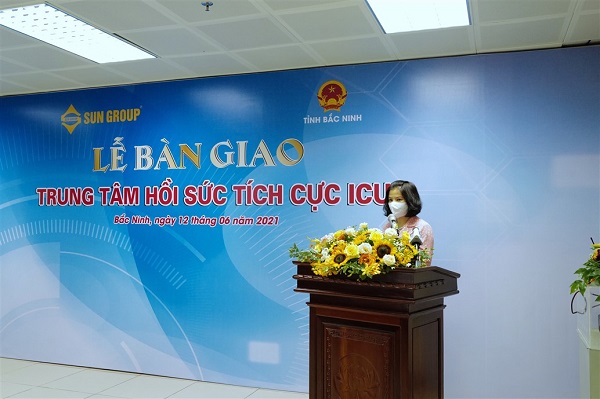 Bà Nguyễn Hương Giang, Phó Bí thư Tỉnh ủy, Chủ tịch UBND Tỉnh Bắc Ninh phát biểu tại sự kiện Sun Group bàn giao Trung tâm ICU cho Bắc Ninh