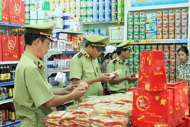 Lực lượng Quản lý thị trường Hà Nội kiểm tra cơ sở kinh doanh bánh kẹo