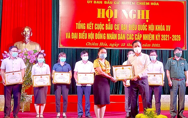Lãnh đạo huyện Chiêm Hóa trao giấy khen cho các tập thể có thành tíc xuất sắc công tác bầu cử