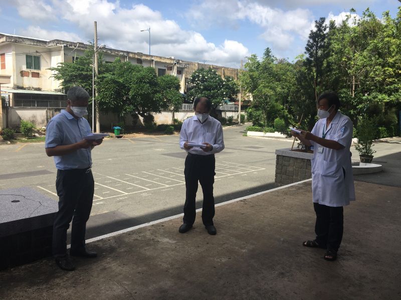 Thứ trưởng Bộ Y tế Nguyễn Trường Sơn làm việc với Bệnh viện Bệnh Nhiệt đới TP. HCM