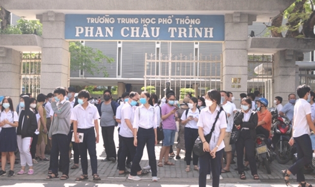 Sáng 13/6, Sở Giáo dục và Đào tạo (GD&ĐT)TP. Đà Nẵng, phối hợp Sở Y tế thành phố tổ chức xét nghiệm SARS-CoV-2 theo mẫu gộp 10 người/nhóm cho hơn 13.000 thí sinh tham gia kỳ thi lớp 10 công lập, năm học 2021-2022.