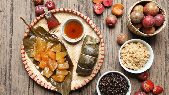 Tết Đoan Ngọ: Cơm rượu nếp, hoa quả đắt hàng