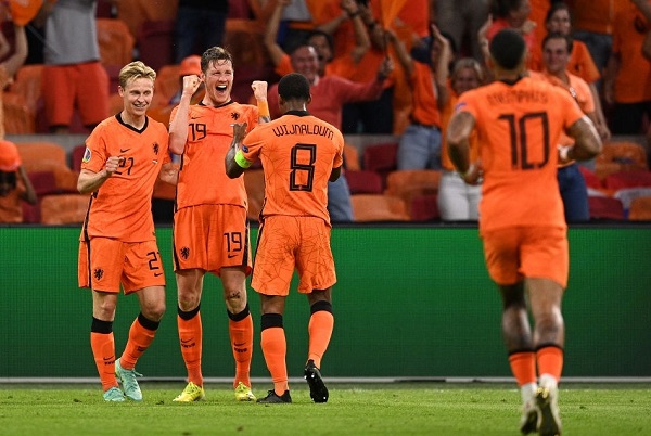 Hà Lan giành chiến thắng kịch tính với tỉ số 3-2 ở trận mở màn