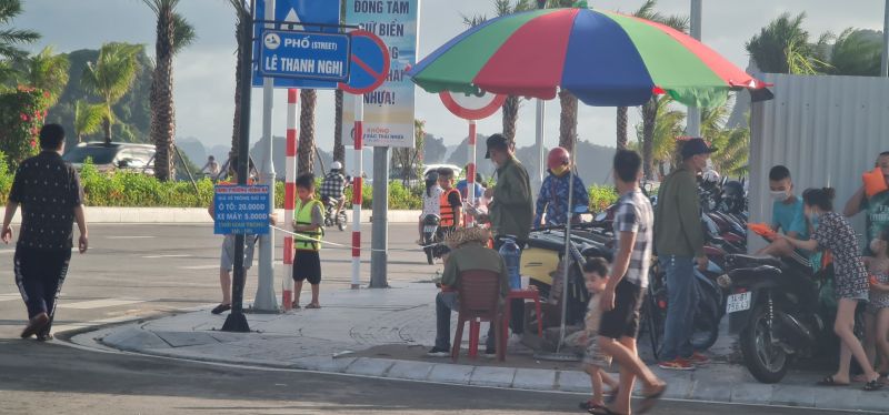 Hạ Long – Quảng Ninh: Bãi tắm Hòn Gai đi vào hoạt động, bãi trông giữ xe tự phát thu phí “nở rộ”?
