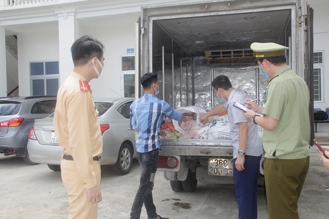 Lực lượng chức năng bắt giữ xe ô tô đang vận chuyển 300 kg bì lợn không có nguồn gốc xuất xứ.