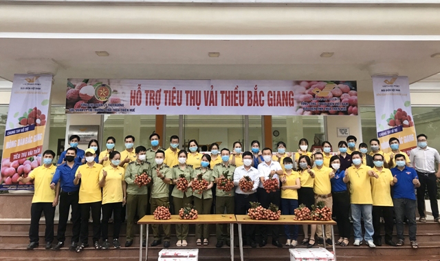 Lực lượng QLTT và Bưu điện Thừa Thiên Huế chung tay tiêu thụ nông sản