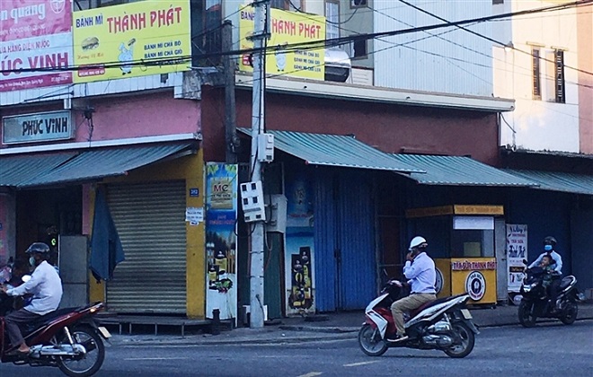 Cơ sở sản xuất bánh mỳ Thành Phát, vì hành vi sản xuất, chế biến, cung cấp, bán thực phẩm không đáp ứng quy định về an toàn thực phẩm làm 26 người bị ngộ độc phải đi bệnh viện cấp cứu. Ảnh: B.Đ