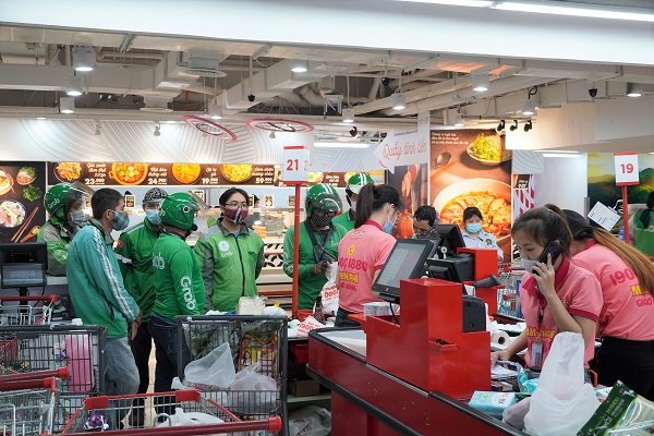 Nhân viên Đại siêu thị GO! Nguyễn Thị Thập trao đổi với khách hàng đặt hàng qua điện thoại