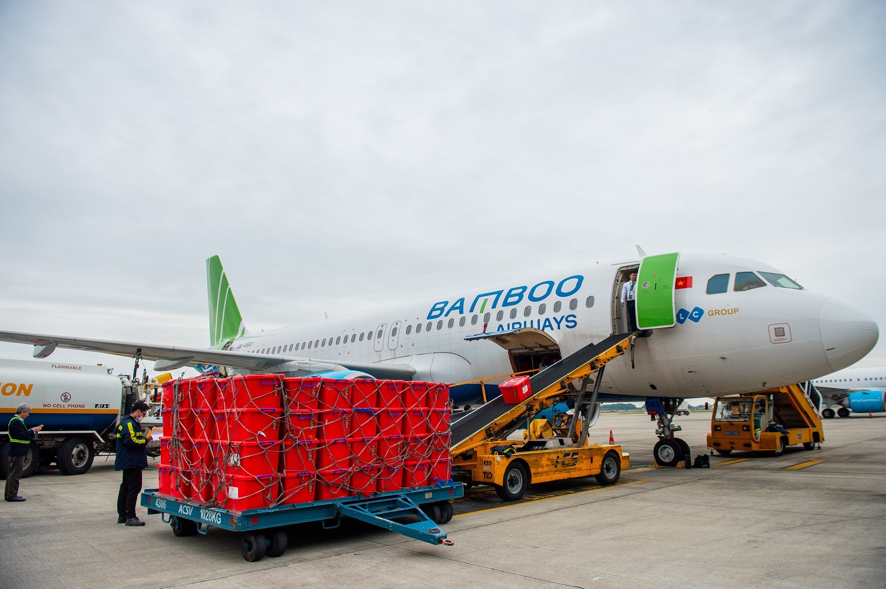 Bamboo Airways vận chuyển miễn cước 100 tấn hàng hoá y tế, nhu yếu phẩm trong 2020