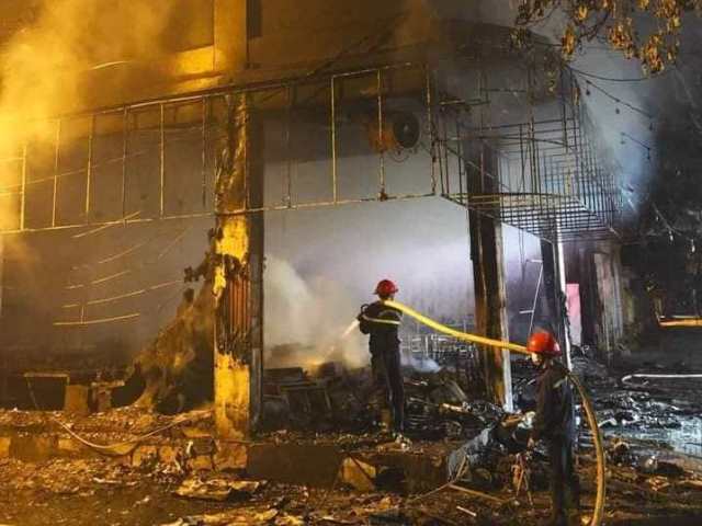 Phòng Cảnh sát chữa cháy và cứu hộ cứu nạn Công an tỉnh Nghệ An đã điều xe cứu hỏa cùng lực lượng chức năng khẩn trương đến hiện trường để dập lửa.